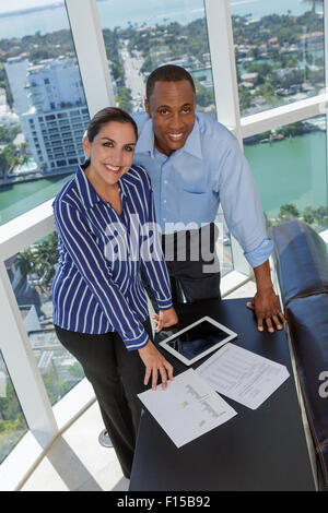 Due imprenditore di successo e imprenditrice in office Foto Stock