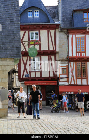 Metà tradizionali edifici con travi di legno in Rue de la Monnaie, Vannes, Morbihan, in Bretagna, Francia Foto Stock