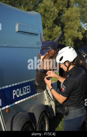 Dannenberg, Germania, Bassa Sassonia, funzionari di polizia nella riserva della biosfera Valle dell'Elba Foto Stock