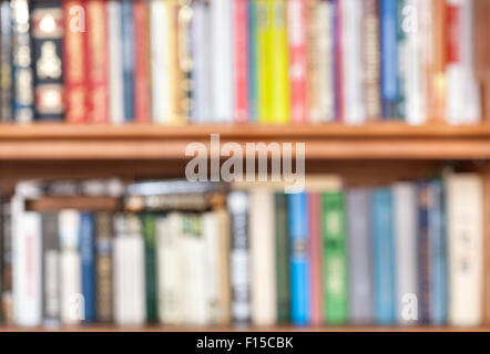 Sfondo non focalizzato da libri sullo scaffale Foto Stock