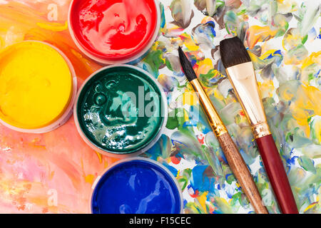 Al di sopra di vista della tavolozza acquerello, tempera, due spazzole di verniciatura Foto Stock