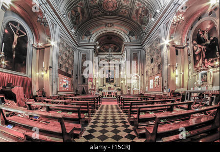 Interno di una vecchia chiesa con dipinti e decorazioni sulle pareti e sul soffitto Foto Stock