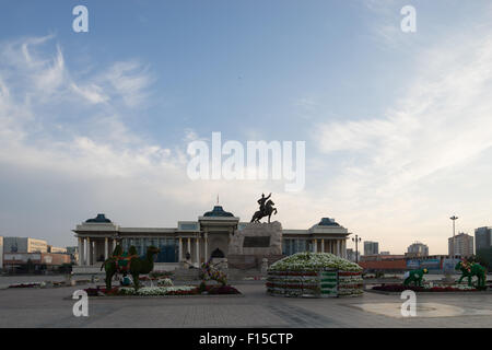 Sukhbaatar Square, Chenngis Khaan Square nel centro cittadino di Ulaanbaatar in Mongolia. Foto Stock
