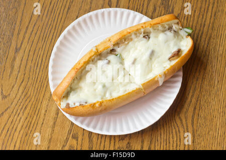 Philly Cheesesteak caricato con mozzarella sul sommergibile bun Foto Stock