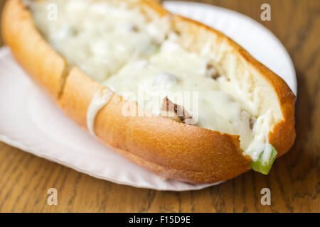 Philly Cheesesteak caricato con mozzarella sul sommergibile bun Foto Stock