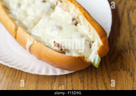 Philly Cheesesteak caricato con mozzarella sul sommergibile bun Foto Stock