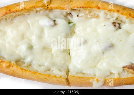 Philly Cheesesteak caricato con mozzarella sul sommergibile bun Foto Stock