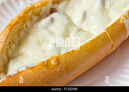 Philly Cheesesteak caricato con mozzarella sul sommergibile bun Foto Stock