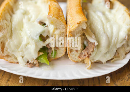 Philly Cheesesteak caricato con mozzarella sul sommergibile bun Foto Stock