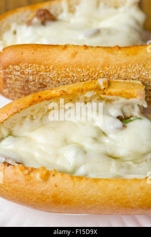 Philly Cheesesteak caricato con mozzarella sul sommergibile bun Foto Stock