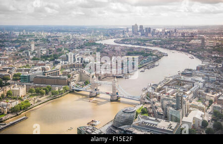 Una veduta aerea della città di Londra, Inghilterra, affacciato sulla Tower Bridge. Foto Stock