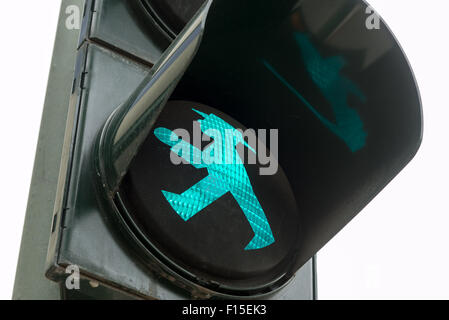 Green walk man semaforo in ex Est lato tedesco a Berlino, Germania Foto Stock