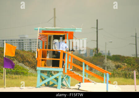 Bagnino di salvataggio in piedi in un bagnino capanna sulla spiaggia, Miami Beach, Miami-Dade County, Florida, Stati Uniti d'America Foto Stock