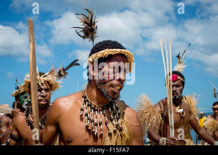 Ballerini tradizionali eseguire il serpente danza di Rah durante una cerimonia sull isola di Futuna, Vanuatu. Foto Stock