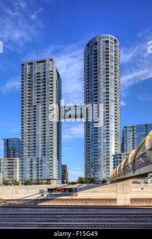 Un verticale di Toronto's CityPlace condomini con un ponte di collegamento Foto Stock