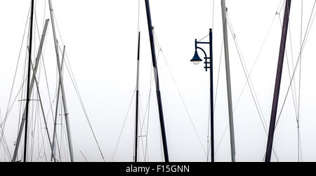 Montanti di yacht e un solitario strada lampada sul lungomare di Mumbles, Swansea Foto Stock