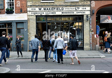 Ben Sherman mens fashion shop con il vecchio nome W. Wakefield dipinti sopra, Spitalfields London Borough of Tower Hamlets England Regno Unito Foto Stock