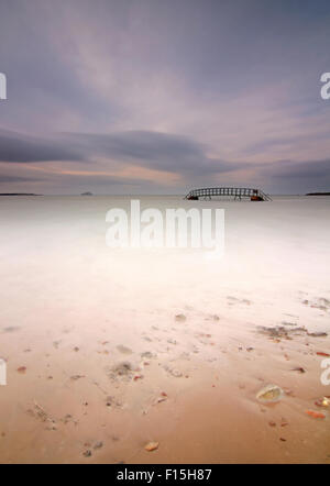 Scale per nulla al tramonto con il Bass Rock a distanza Foto Stock