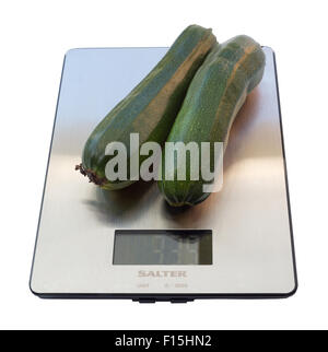 Salter digital bilancia da cucina del peso di zucchine, isolata su uno sfondo bianco. Foto Stock