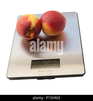 Salter digital bilancia da cucina del peso di nettarine, isolato su uno sfondo bianco. Foto Stock