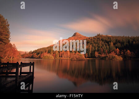 Il grazioso Glencoe Lochan, Glencoe, Scozia su una splendida serata autunnale, con riflessioni di Pap di Glencoe Foto Stock