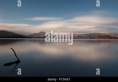 Loch Lomond al tramonto con Ben Lomond attraverso l'acqua Foto Stock