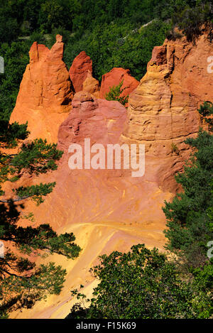 Rottura ocra scogliere in estate, Colorado provenzale, Rustrel, Provenza, Vaucluse Francia Foto Stock