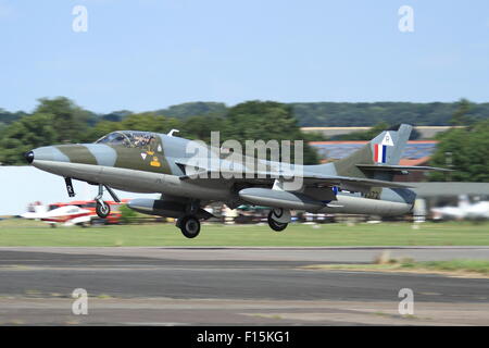 08/08/2015 Hawker Hunter T7 G-BXFI decolla per un volo da North Weald Airfield. Foto Stock