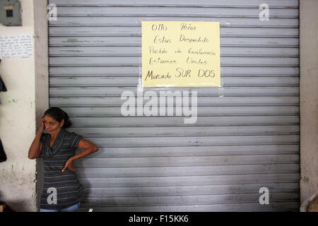 (150827) -- Città del Guatemala, Agosto 27, 2015 (Xinhua) -- Una donna sta in piedi di fronte ad un mercato chiuso i fornitori dopo aver smesso di lavorare per unire lo sciopero nazionale nella Città di Guatemala, capitale del Guatemala, su agosto 27, 2015. Secondo la stampa locale, i Guatemaltechi prendere parte il giovedì in uno sciopero nazionale per chiedere le dimissioni del Guatemala Presidente Otto Perez Molina, dopo il Guatemala la Procura generale e la Commissione internazionale contro l'impunità in Guatemala (CICIG, per il suo acronimo in spagnolo) ha presentato una richiesta di metterlo sotto accusa per la sua presunta partecipazione nell'appropriazione indebita delle dogane rev Foto Stock