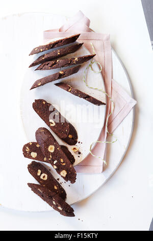 Nocciole cioccolato marrone chiaro con un tovagliolo rosa e lo spago, studio shot su bianco bacground Foto Stock