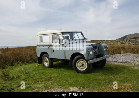 Iconico, classic, robusto, grigio, IIA serie Land Rover 4x4 veicolo fuoristrada, parcheggiata in un campo - Wharfedale, Yorkshire Dales campagna, Inghilterra, Regno Unito. Foto Stock