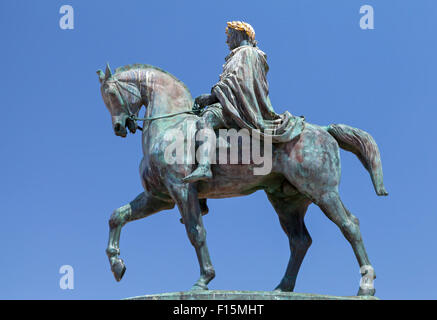 Ajaccio, Francia - luglio 7, 2015: Statua di Napoleone Bonaparte a cavallo, centro storico di Ajaccio, Corsica, Francia Foto Stock