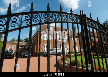 Grande casa dietro cancelli di metallo in Winnington Road, Hampstead, London, England, Regno Unito Foto Stock