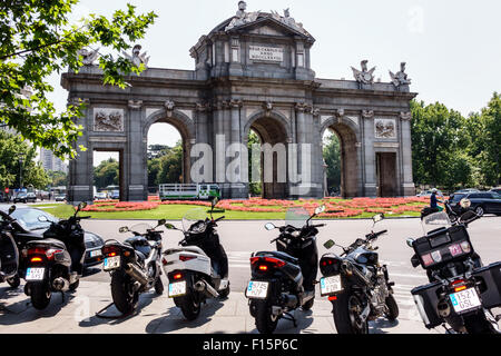 Madrid Spagna,Ispanica Salamanca,Recoletos,Plaza de la Independencia,Puerta de Alcala,monumento,moto,scooter,parcheggiato,Spain150629010 Foto Stock