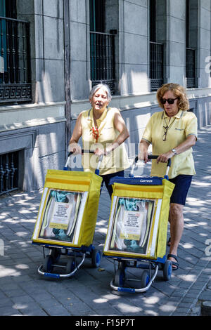 Madrid Spagna,Centro ispanico,Paseo del Prado,donne ispaniche donne,addetti postali,consegna,posta,Spain150629041 Foto Stock