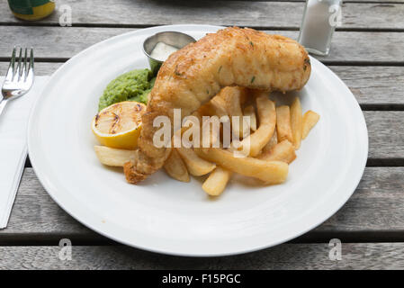 Bistrattato merluzzo e patatine pranzo al pub, REGNO UNITO Foto Stock