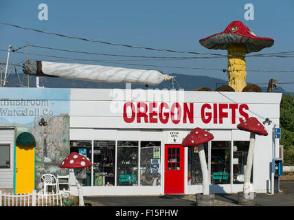 Sutherlin, Oregon, Stati Uniti d'America. Il 27 agosto, 2015. Una 27-piedi lungo replica di una sigaretta di marijuana è visualizzato sul tetto del Magic Mushroom/Oregon doni negozio adiacente alla Interstate 5 in Sutherlin. Il proprietario del negozio mettere il gigante giunto sul display dopo gli elettori legalizzato l'uso ricreativo di marijuana nel corso di quest'anno. Su Wedesday è stato annunciato che il consiglio comunale nella piccola città potrebbe smettere di combattere il display del grande doobie che il proprietario del negozio di Harry dice Pinsent è il più grande della costa occidentale. © Robin Loznak/ZUMA filo/Alamy Live News Foto Stock