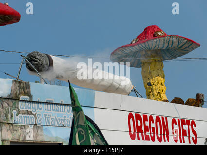 Sutherlin, Oregon, Stati Uniti d'America. Il 27 agosto, 2015. Una 27-piedi lungo replica di una sigaretta di marijuana è visualizzato sul tetto del Magic Mushroom/Oregon doni negozio adiacente alla Interstate 5 in Sutherlin. Il proprietario del negozio mettere il gigante giunto sul display dopo gli elettori legalizzato l'uso ricreativo di marijuana nel corso di quest'anno. Su Wedesday è stato annunciato che il consiglio comunale nella piccola città potrebbe smettere di combattere il display del grande doobie che il proprietario del negozio di Harry dice Pinsent è il più grande della costa occidentale. © Robin Loznak/ZUMA filo/Alamy Live News Foto Stock