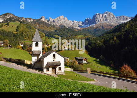 La Chiesetta di San Cipriano, Sito Patrimonio Mondiale dell'UNESCO, livelli, Tierser Tal, distretto di Bolzano, Alto Adige, Dolomiti, Italia Foto Stock