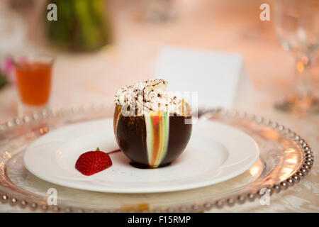 Gelato al cioccolato in tazza la torta con panna montata a Wedding Foto Stock