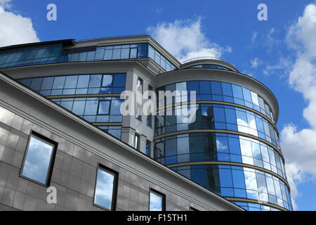 Basso angolo di vista di un moderno edificio commerciale Foto Stock