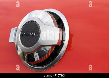Immagine ravvicinata del tappo del serbatoio di carburante su auto rossa. Foto Stock