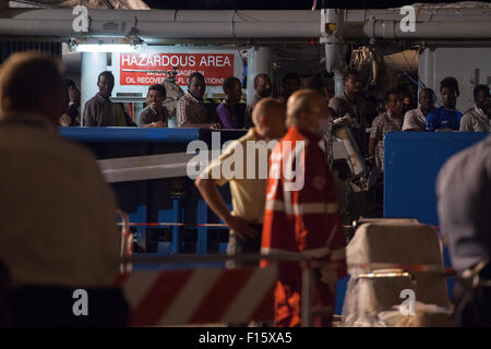 Palermo, Italia. Il 27 agosto, 2015. I migranti sbarcare una nave che trasportava centinaia di soccorrere i migranti. 52 corpi sono anche sulla nave, che ha avuto difficoltà al largo delle coste della Libia. © Antonio Melita/Pacific Press/Alamy Live News Foto Stock