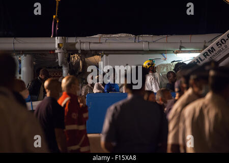 Palermo, Italia. Il 27 agosto, 2015. I migranti sbarcare una nave che trasportava centinaia di soccorrere i migranti. 52 corpi sono anche sulla nave, che ha avuto difficoltà al largo delle coste della Libia. © Antonio Melita/Pacific Press/Alamy Live News Foto Stock