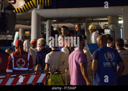 Palermo, Italia. Il 27 agosto, 2015. I migranti sbarcare una nave che trasportava centinaia di soccorrere i migranti. 52 corpi sono anche sulla nave, che ha avuto difficoltà al largo delle coste della Libia. © Antonio Melita/Pacific Press/Alamy Live News Foto Stock