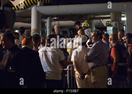 Palermo, Italia. Il 27 agosto, 2015. I migranti sbarcare una nave che trasportava centinaia di soccorrere i migranti. 52 corpi sono anche sulla nave, che ha avuto difficoltà al largo delle coste della Libia. © Antonio Melita/Pacific Press/Alamy Live News Foto Stock