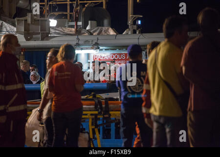 Palermo, Italia. Il 27 agosto, 2015. I migranti sbarcare una nave che trasportava centinaia di soccorrere i migranti. 52 corpi sono anche sulla nave, che ha avuto difficoltà al largo delle coste della Libia. © Antonio Melita/Pacific Press/Alamy Live News Foto Stock