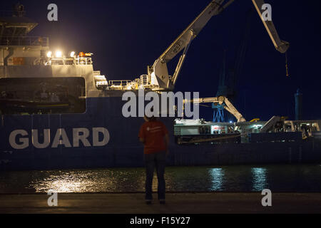 Palermo, Italia. Il 27 agosto, 2015. I migranti sbarcare una nave che trasportava centinaia di soccorrere i migranti. 52 corpi sono anche sulla nave, che ha avuto difficoltà al largo delle coste della Libia. © Antonio Melita/Pacific Press/Alamy Live News Foto Stock