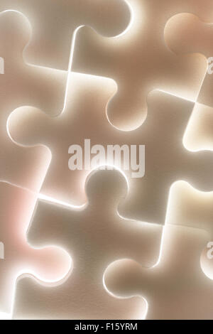 Sullo sfondo di un grande puzzle brillante in marrone Foto Stock