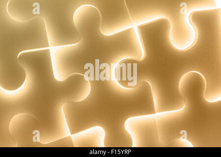 Sullo sfondo di un grande puzzle brillante in marrone Foto Stock